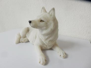 Weißer Wolf Figur liegend1